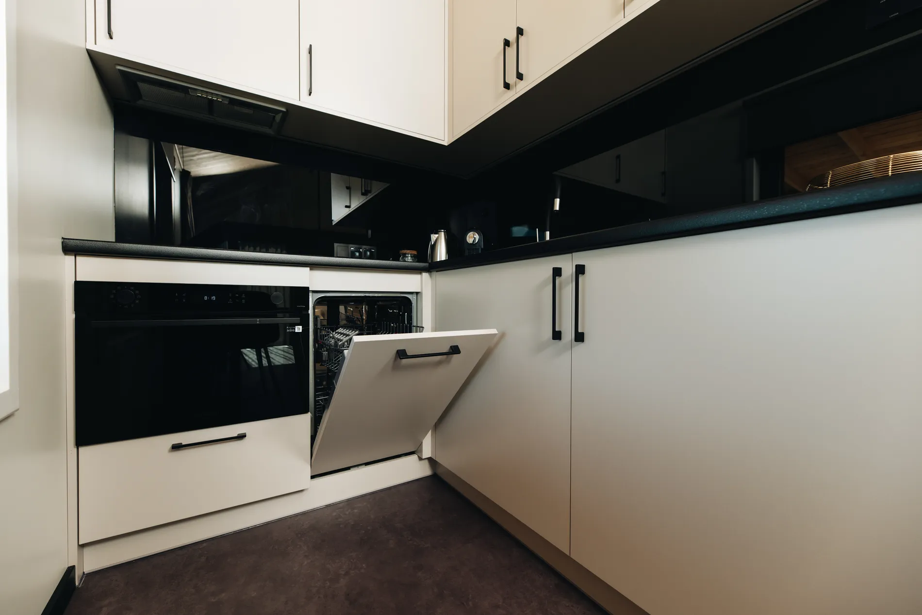 Stimmungsvolles Interieur mit Blick auf das Wasser